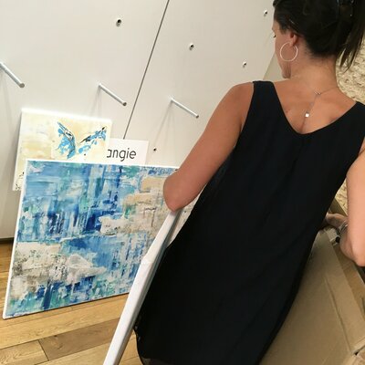 Sangie in the Studio: Sangie prépare l'emballage d'une toile pour expédier à une galerie anglaise