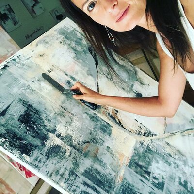 Sangie in the Studio: Sangie travaille sur sa série "Expérimentation danse" en 2018 dans son atelier à Aix-en-Provence