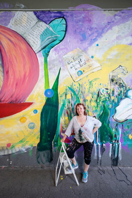 Zsuzsa Klemm in the Studio: Vor einem Ausschnitt meines Wandbildes (4 x 12 m) in Düsseldorf, Ackerstraße 15 (photo by Thomas Stelzmann)