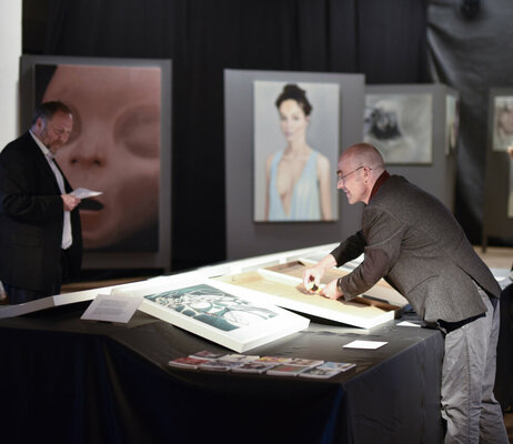 Thomas Pramhas in the Studio: Gratwanderung - letzte Vorbereitungen zur Ausstellung (links: Dr. Peter Assmann, rechts: Thomas Pramhas)