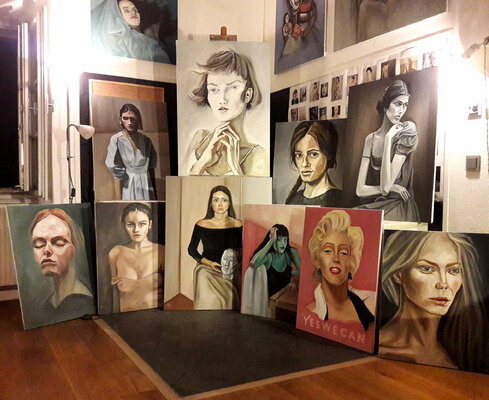 Thomas Pramhas in the Studio: Atelierbereich zum Malen - Gemälde im Vordergrund zum Versand an eine Galerie in Deutschland.