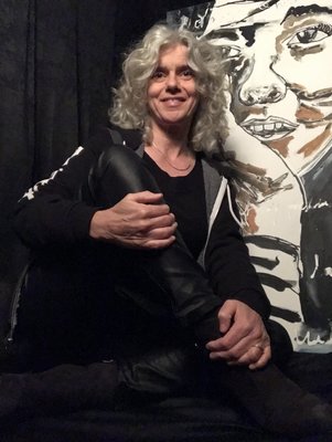 Tiny De Bruin in the Studio: In front of a portrait