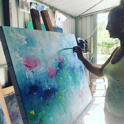 Belinda Nadwie im Studio: The studio is surrounded by fruit trees, oranges, mandarins, plums, almonds, grapefruit, lemon, lime and more.
