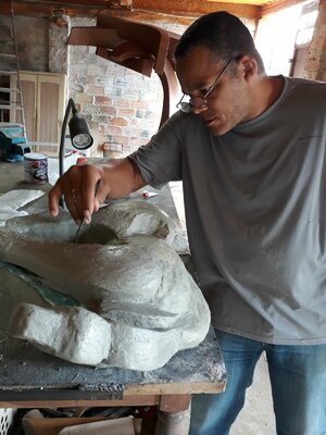 Aramís Justiz in the Studio: En mi estudio modelando una obra de mi última serie en Sitges, España.