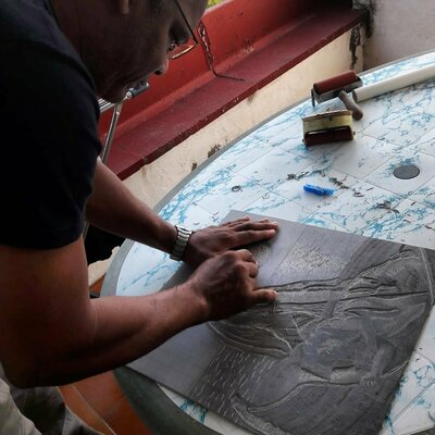 Aramís Justiz in the Studio: Trabajando una plancha de linoleo