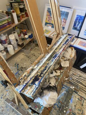 Florence Maraine Bertrand in the Studio: Mon chevalet, pièce essentielle de mon atelier, comme vous pouvez le voir il a beaucoup servi !