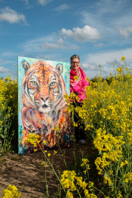 Manuela Rathje in the Studio: Was macht der Tiger im Rapsfeld.Tiere brauchen eine Stimme. Ich setzte mich in meiner Kunst für bedrohte Tierarten ein. Um neue Lebensräume zu schaffen unterstützen meine  Kunstwerke Stiftungen, die sich für den Artenschutz und die Artenvielfalt eins