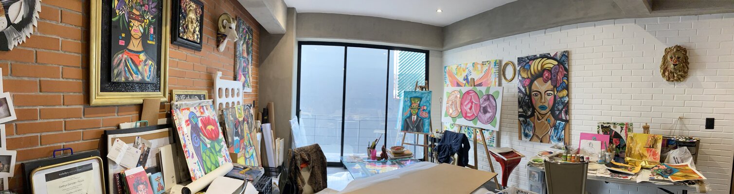 Cinthya Picazo in the Studio: Trabajo en varias obras al mismo tiempo