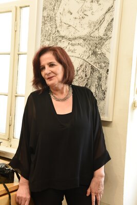 Erika Seywald in the Studio: vor einer Zeichnung