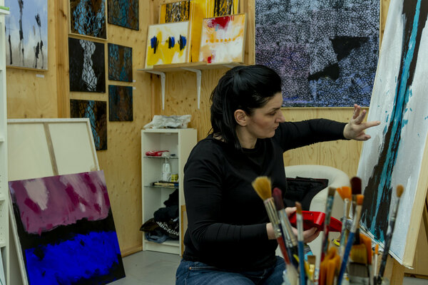 Jelena Antic in the Studio: working on an artwork
