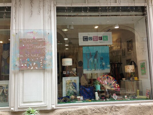 Anne Iris in the Studio: Exposition pop-up galerie Cubik à Montpellier, en Août 2019. Tableau en vitrine : "La cinquième plage".