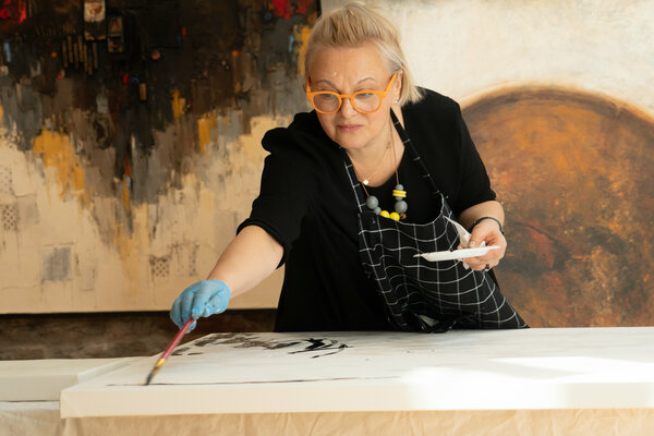 Daria Podemska in the Studio: Daria Podemska working at Alpha Art Gallery