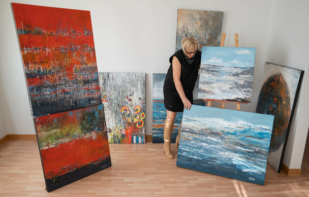 Daria Podemska in the Studio: during photo session of my recent paintings