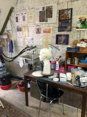 Manuella Muerner Marioni in the Studio: Mein Atelier, wo die Skulpturen entstehen. Man sieht ein Männerprofil, das noch in der Roharbeit ist.