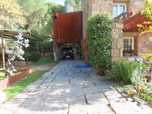 Pin Vega in the Studio: Acceso exterior al estudio con aparcamiento y zona de descarga de materiales.
