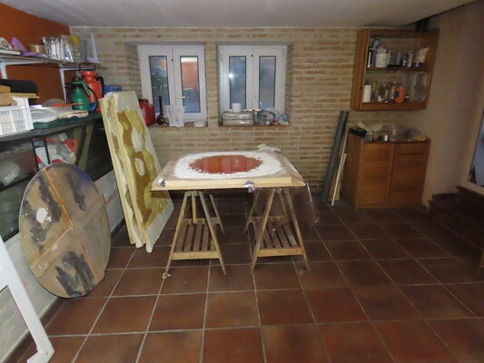 Pin Vega in the Studio: Zona de trabajo 2 situada en el sótano.  Esta zona cuenta con una gran ventilación y su temperatura constante es ideal para procesos de secado lento. También es ideal para trabajar con el ordenador  mientras se controla la evolución del proceso  de s