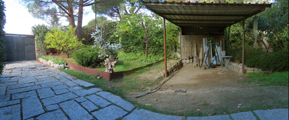 Pin Vega in the Studio: Vista panorámica zona de trabajo exterior. Ideal para trabajar en proyectos escultóricos.