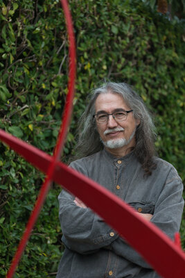 Teo San Jose in the Studio: Foto personal con la escultura "Tiempo de Curva"