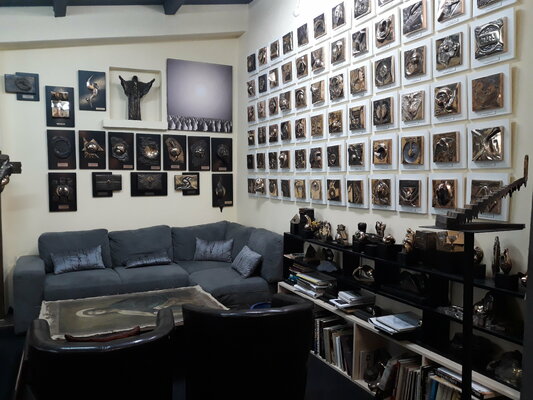 Linda-Saskia Menczel in the Studio