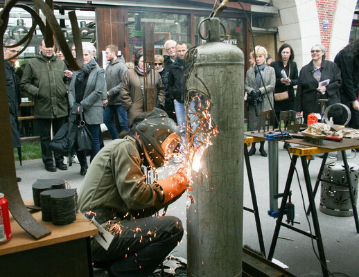 Michel Laurent in the Studio: Démonstration de sculpture à Paris.