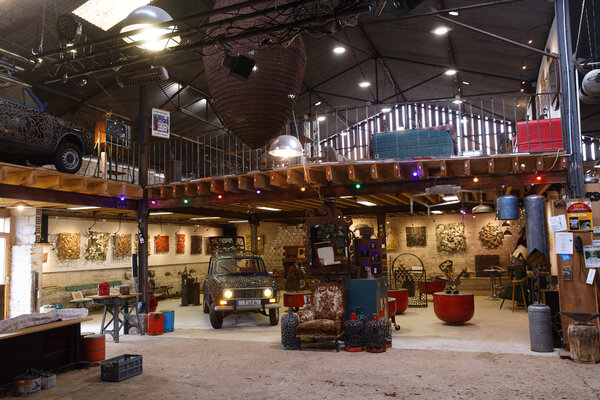 Michel Laurent in the Studio: Espace de finition des oeuvres et d'exposition...