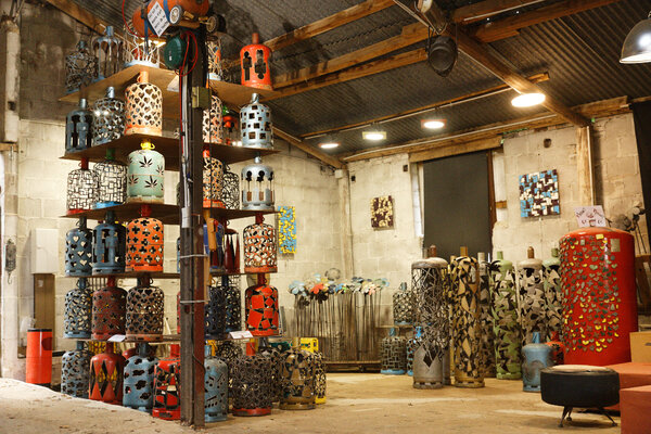 Michel Laurent in the Studio: Espace de finition des oeuvres et d'exposition...