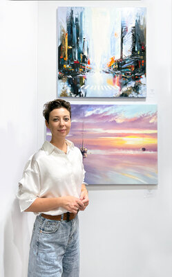 Bozhena Fuchs in the Studio: With my paintings at the international art fair ¨ART INNSBRUCK 2022¨. It is so nice to see them hanging on the wall at the Olympiaworld venue in Innsbruck.
