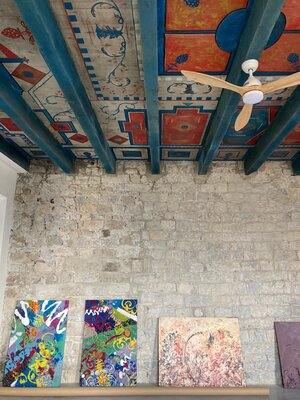 Delphine Bernard in the Studio: extraordinary ceiling, and 13th century's walls!
