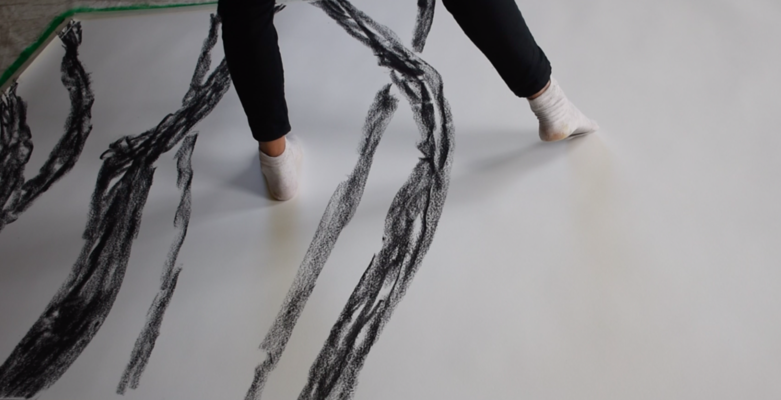 Sylvia Rhud in the Studio: Performance, dessin au fusain sur grand format papier, "Portrait végétal", 150 x 250cm, le 28 mai 2022