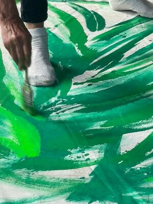 Sylvia Rhud in the Studio: Performance, peinture acrylique sur toile "Portrait végétal", 150 x 250cm, le 28 mai 2022