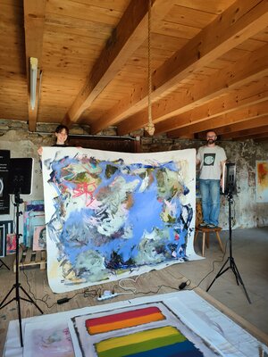 Emily Starck in the Studio: Séance photo à l'atelier, œuvre "Le grand bleu"  - Atelier Emily STARCK