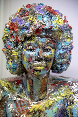 Nouna in the Studio: " ANGELA " RESINE SCULPTURE PEINTE A LA MAIN  OEUVRE UNIQUE " PATINE DE FOND  EN POUDRE D'ARGENT " PEINTURE PYGMENTS DE COULEUR