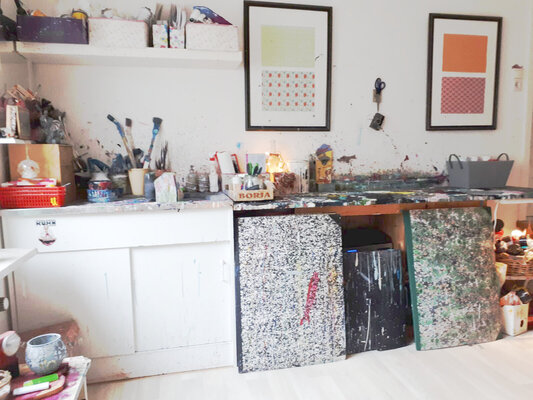 Conny Wachsmann in the Studio: Meine künstlerische Herangehensweise basiert auf der abstrakten Malerei. Ich arbeite hauptsächlich mit Acrylfarben auf Leinwand oder Holz und experimentiere gerne mit verschiedenen Techniken, um interessante Strukturen und Texturen zu erzeugen. Mein 