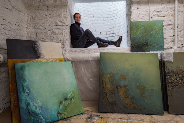 Abbey Stace in the Studio: photo by Ilya Mirman