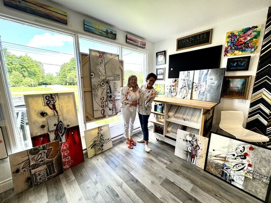 Sylvie Cloutier in the Studio: Livraison de mes oeuvres à la GALERIE ROTWELL ART AND FRAMING, à Ottawa, ici au Canada, avec la charmante propriétaire, Mme Natalie Cheff. automne 2024.