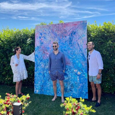 Antonio Lucarelli in the Studio: Forte dei Marmi - Exhibition by marriage: the painting is divided into two hundred canvases, each small canvas is divided from the painting and becomes a favor.