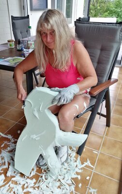 Steffi Rodigas in the Studio: "Mein Sekretär" - Bearbeitung des Werkstoffes Styrodur mit Cuttermesser