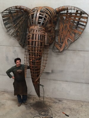 Fernando Suárez Reguera in the Studio: artista con obra, Cabeza de elefante.