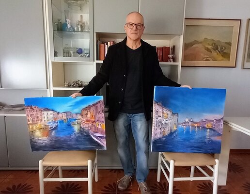 Davide Rodoquino in the Studio: L'artista nel suo studio con le opere realizzate nel 2025 ; quella sulla destra ( Luci della notte ) esposta al Salon du Mairie du 8eme arr. a Parigi; giugno 2025