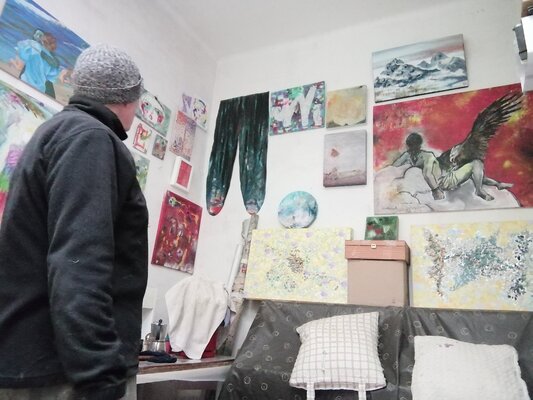 JOAN PARRAMON in the Studio: Rincon del taller con obras de amigos pintores