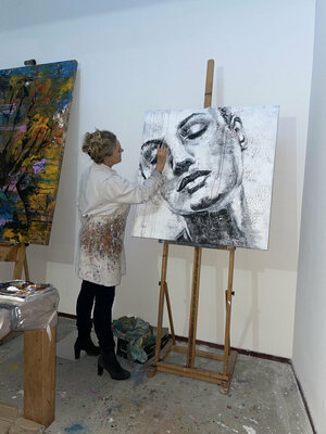 Ilona Hendriks in the Studio
