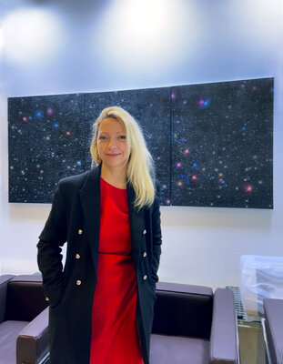 Anne Wölk in the Studio: Opening of the Group Show Zeitenwende at CSR.Art, Berlin, portrait in front of the painting "The Great Silence", 2022, 100 x 240 cm, Oil on canvas