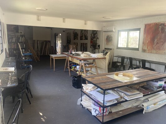 Olga Armand Ugon in the Studio: Mi taller, esperando visitas, hoy esta prolijo.