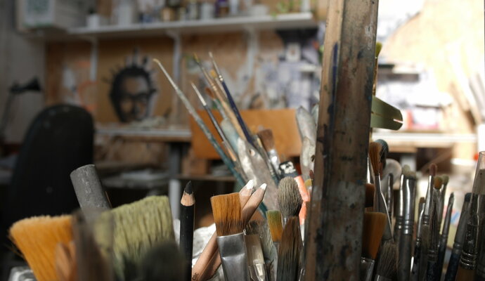 Carlos Sánchez Maydana in the Studio: Pinceles