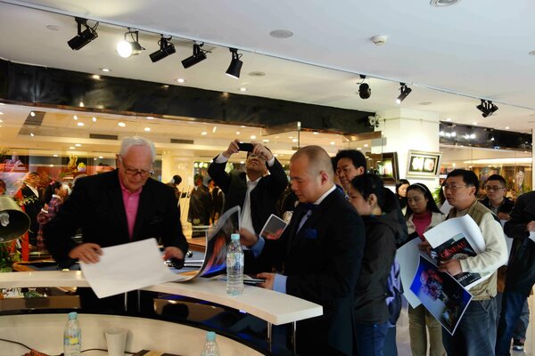 Alain Brunet "Tenurb-Géneau" in the Studio: Signature des autographes lors d'un vernissage en Chine ! ( moins dangereux que la file d'attente pour le test Covid 19