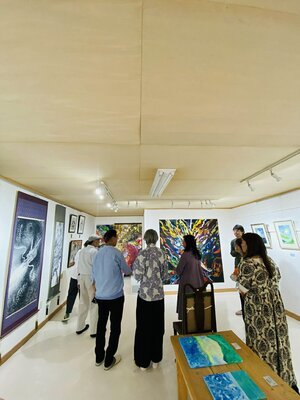 Hirono Nakamura in the Studio: Visitors exploring the world of dragons through my artworks.