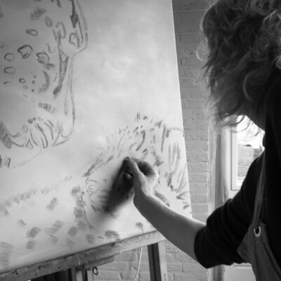 Nanda Hoep in the Studio: Starting a new one, first sketching with charcoal