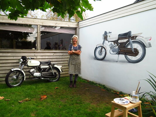 Nanda Hoep in the Studio: Something totally different: busy making a mural