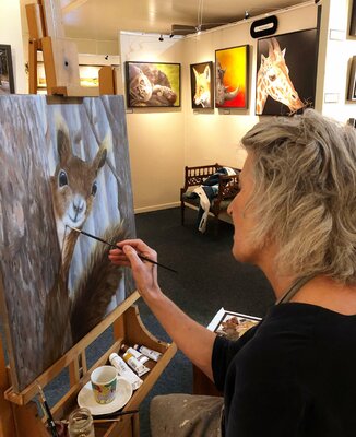 Nanda Hoep in the Studio: Live painting during an exhibition