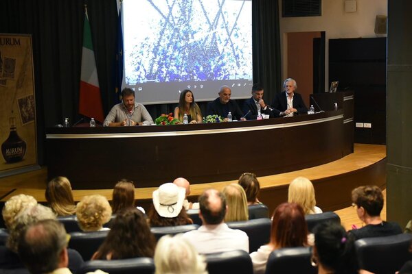 Stefano Di Loreto in the Studio: Conferenza di presentazione della mostra personale "L'Asse Interiore, la Bellezza" all'interno del Festival Dannunziano 2022 nel Museo Aurum, Italia